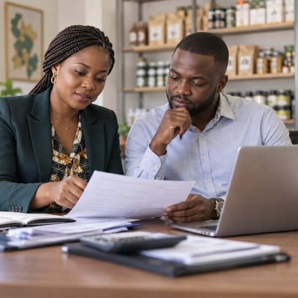 Comptable accompagnant le dirigeant d'une PME dans le suivi de sa comptabilité