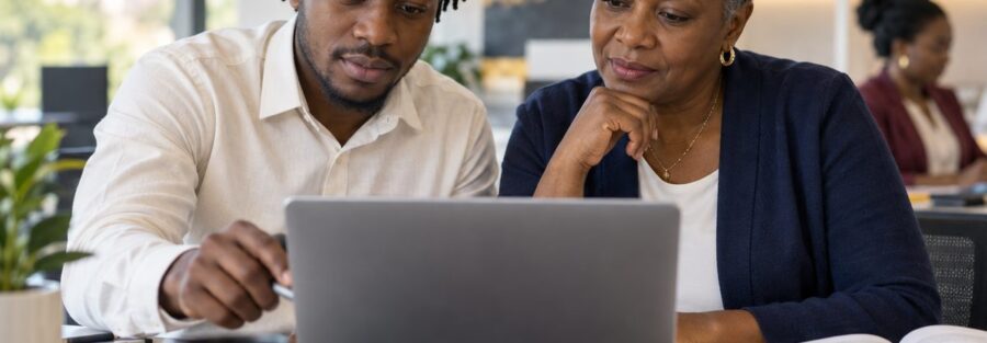 Comptable et responsable financière revoyant les comptes de fin d'exercice sur un ordinateur